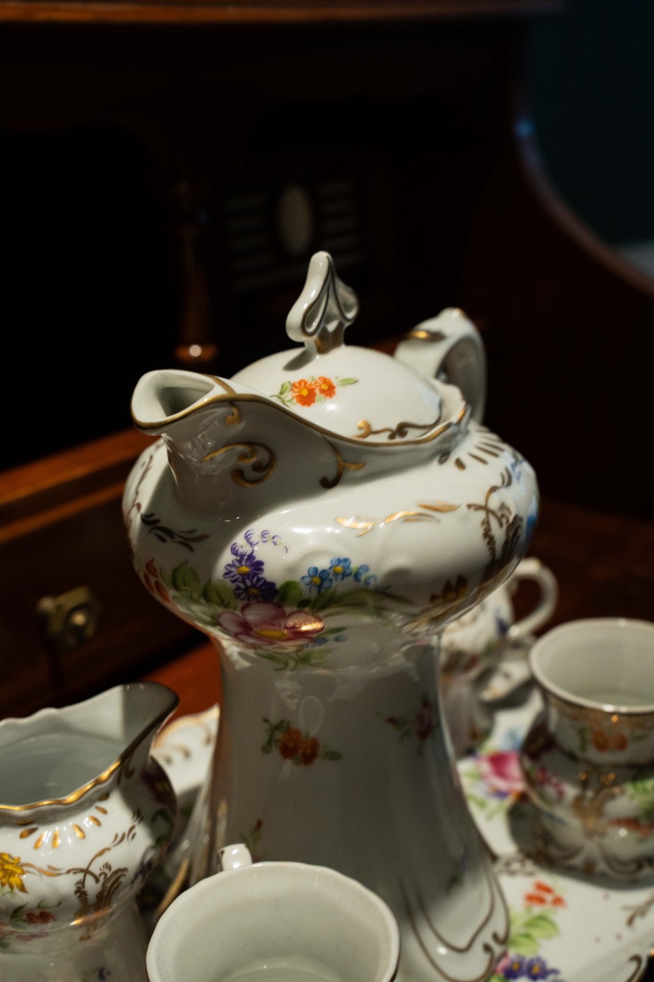 Antika/Vintage Çiçek Desenli & Altın Yaldızlı Porselen Kahve/Çay Seti