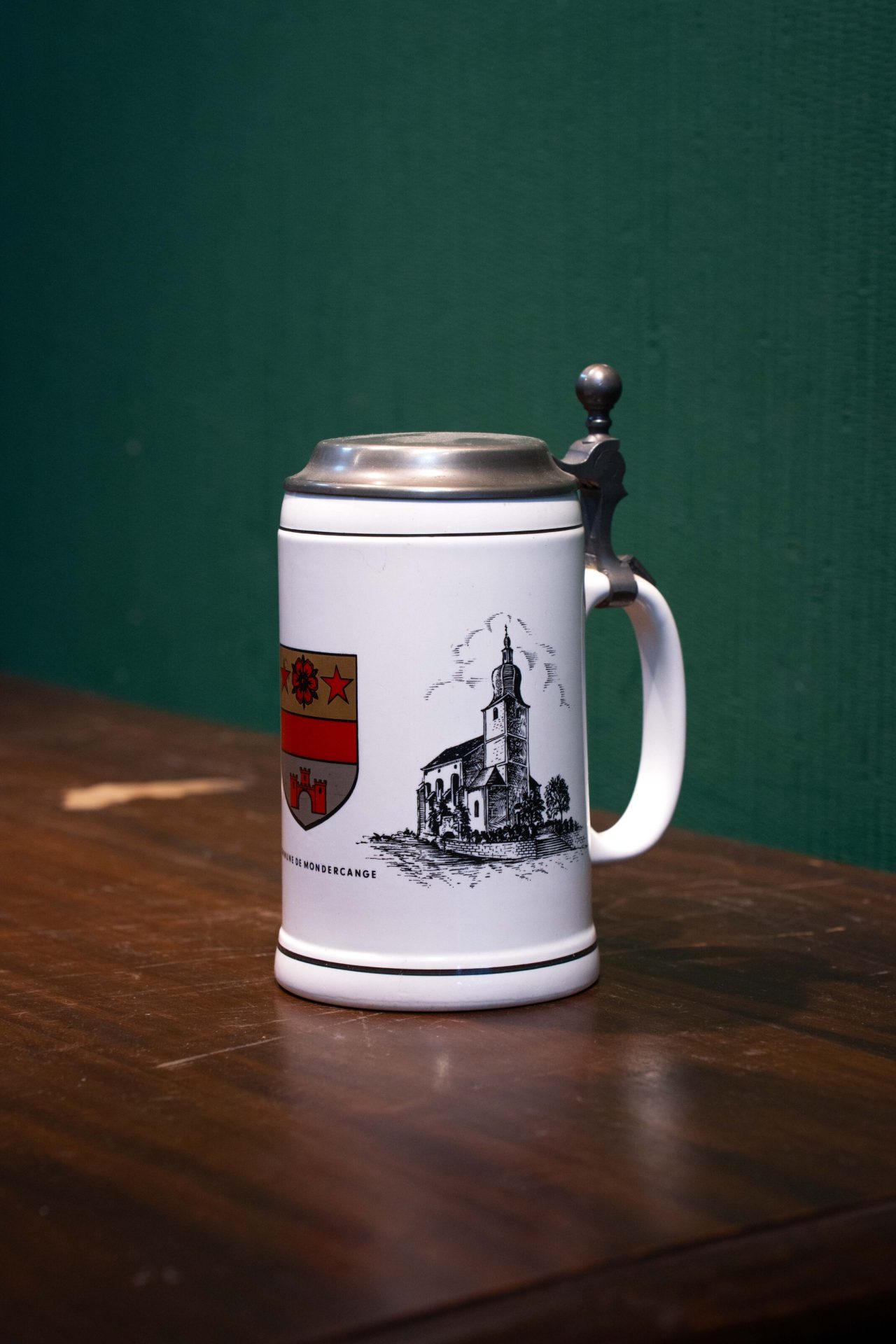 Retro Avrupa Şehir Armalı Metal Kapaklı Seramik Bira Bardağı