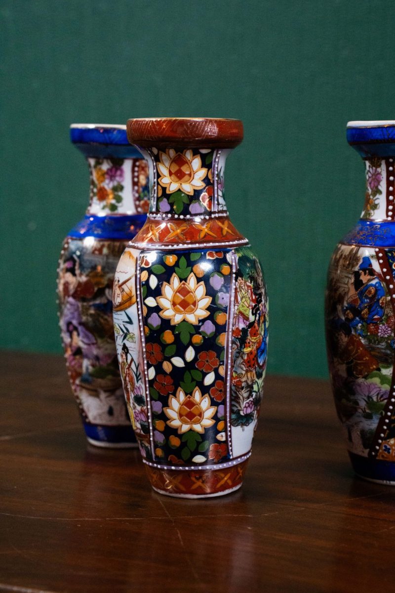 Zarif Figürlü ve Çiçek Motifli Japon Satsuma Stili Vazo