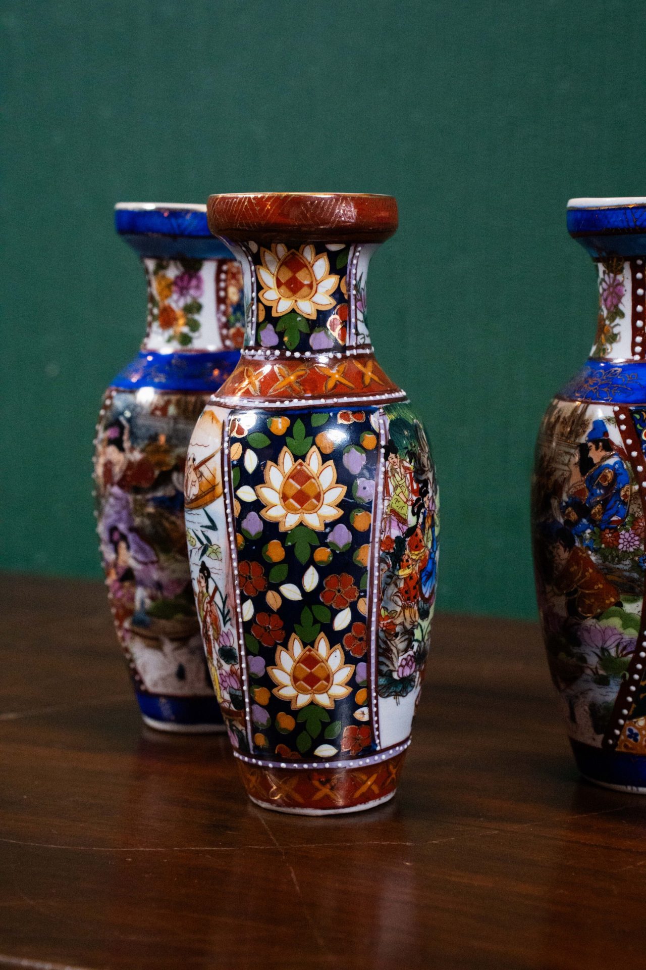 Zarif Figürlü ve Çiçek Motifli Japon Satsuma Stili Vazo