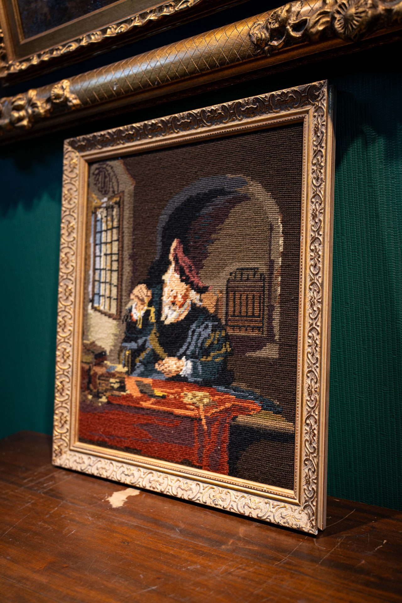 Vintage Koninck 'Altın Tartan Adam' temalı El İşleme Goblen