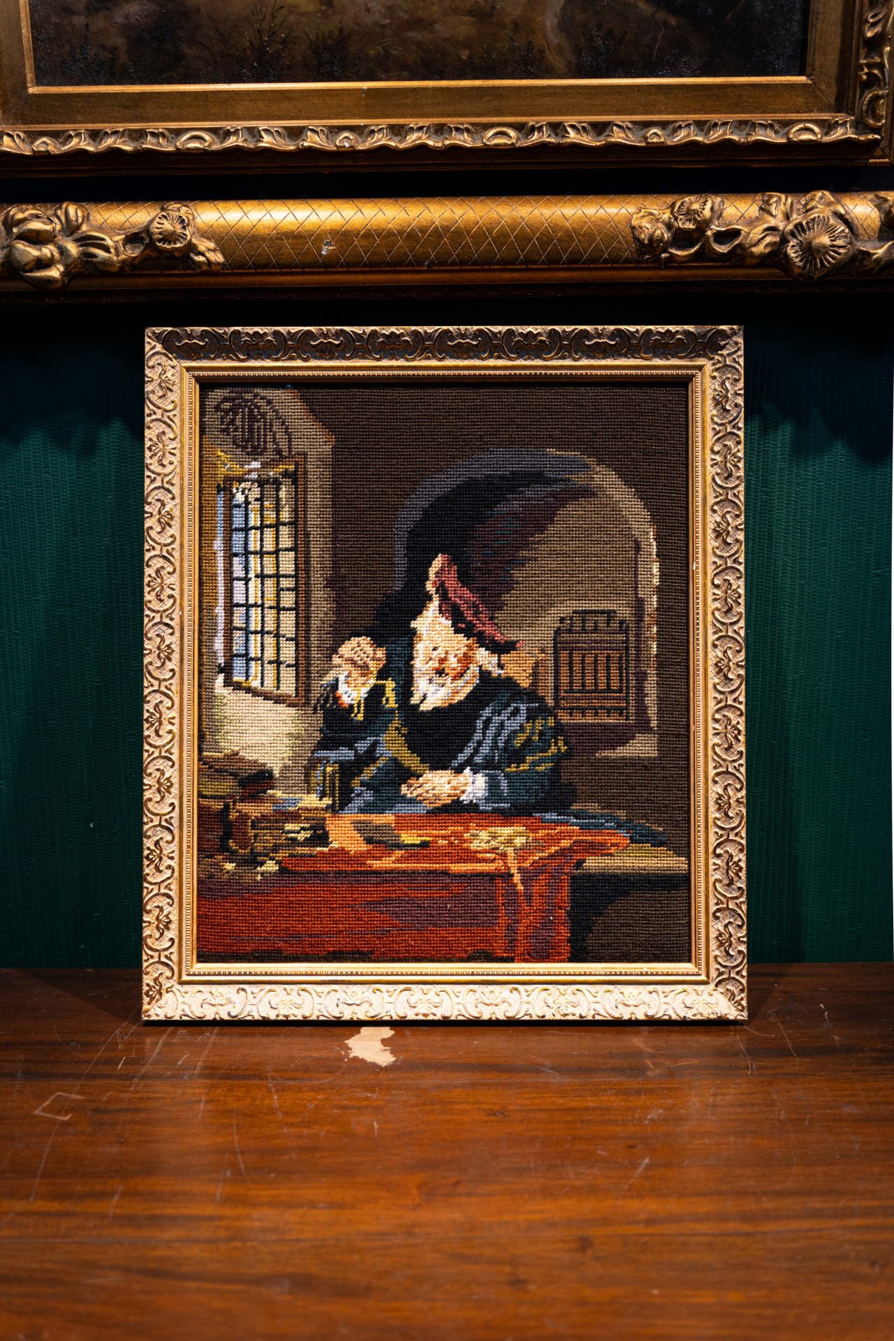 Vintage Koninck 'Altın Tartan Adam' temalı El İşleme Goblen